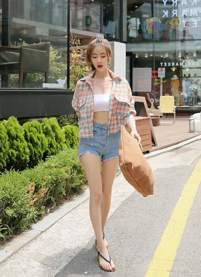 夏日清凉的新款超低抹胸装，性感迷人小姐姐摆起俏皮姿势，大秀修