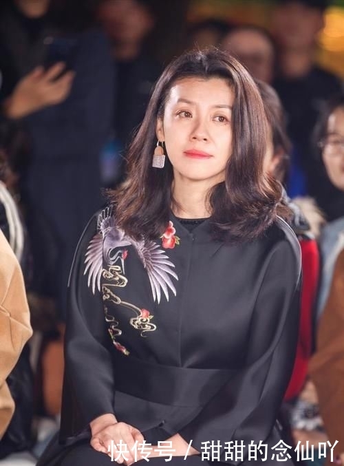  『显得整体』“德华”终于打扮！一袭黑色国风裙华丽大气，虽显胖但气质真好