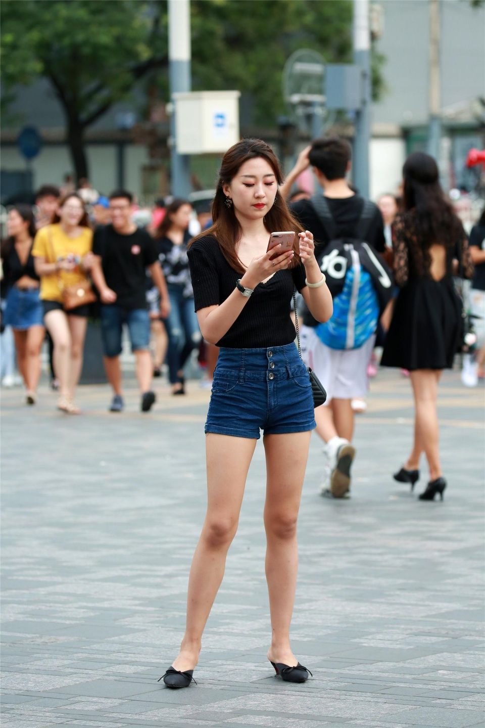 美女左顾右盼的再找谁