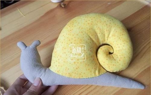 「布艺」一小块花布就能做玩偶,布艺蜗牛玩偶,做抱枕好舒服,附教程