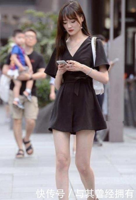 气质|街拍:温柔之至的美女,穿浅蓝色连衣裙,气质温婉动人