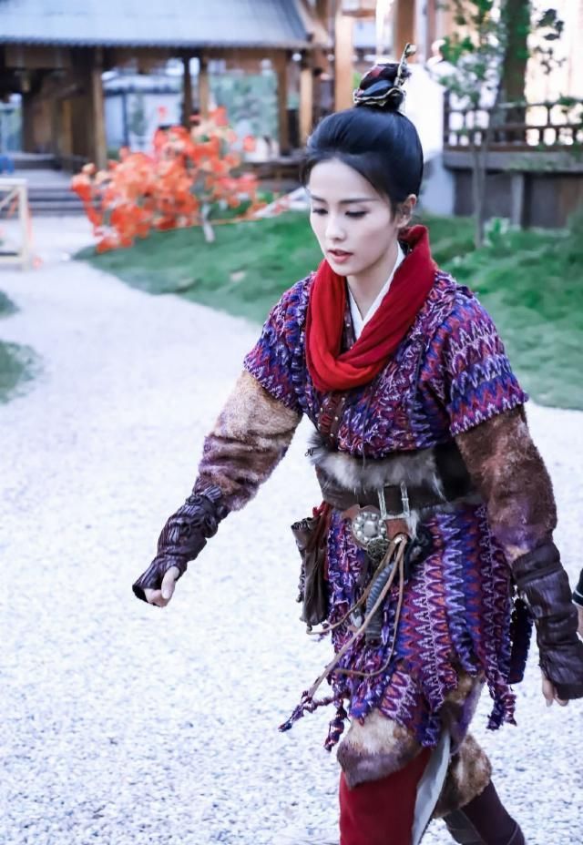  『于正』她22岁成杨蓉同企业小师妹，今穿一袭绒毛戎装，束发更显秀气