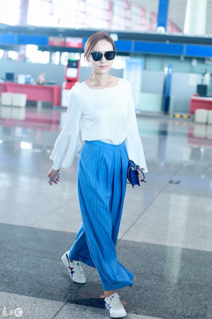 叶一茜机场现身，蓝白经典CP搭配简约大方