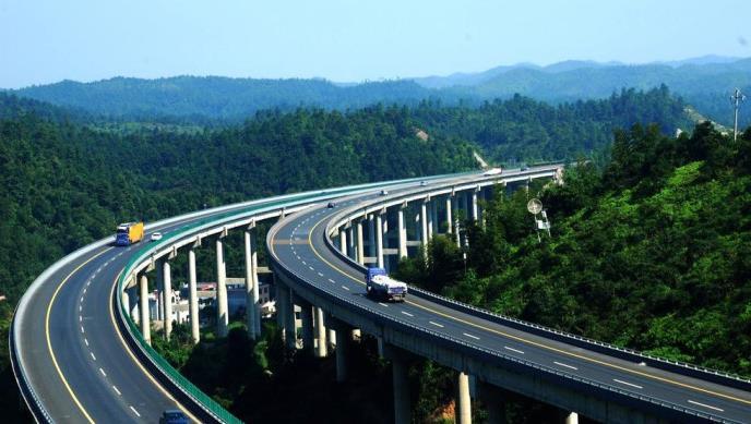 印度游客来中国旅游,上趟高速被震撼:原来这才是高速