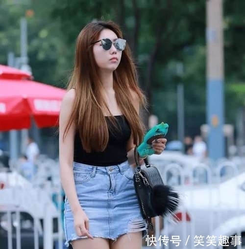 『百看不厌』街拍穿牛仔裙的女子,亭亭玉立的优美身材,让人百看不厌