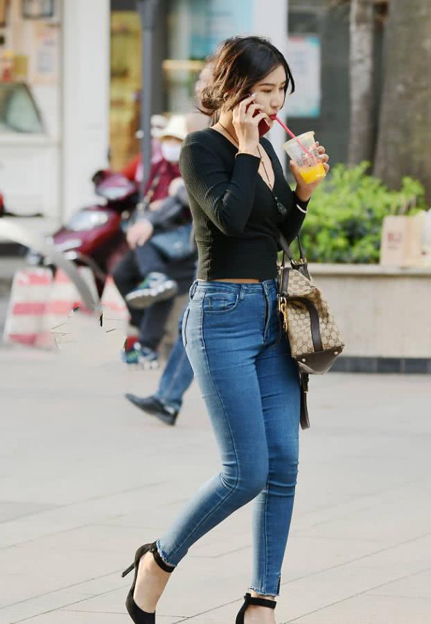 东莞美拍：紧身牛仔裤让你成为女神，女人优雅不失韵味，魅力十足