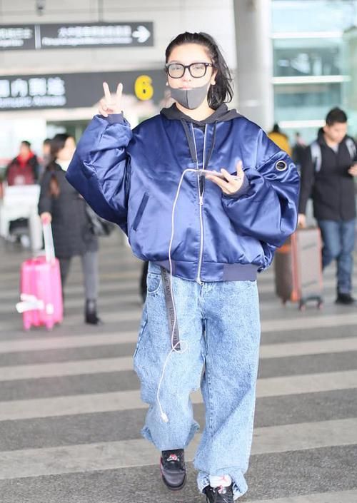  『服饰』江映蓉现身机场，穿牛仔裤搭夹克，大一号服饰不显身材