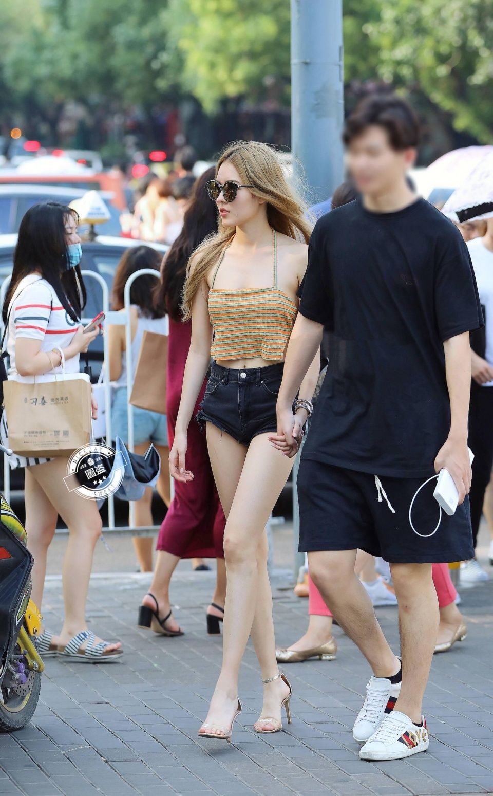 小姐姐真是性感好身材，小蛮腰细长腿，性感小短裤配吊带背心