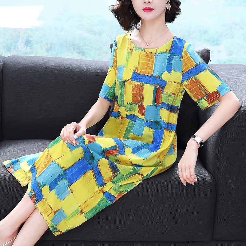 四五十妈妈别老穿套装，三伏天穿时髦真丝连衣裙，美的不像中年人