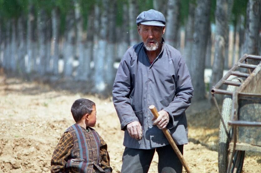 看八十年农民穷成啥样-年收入一两百元 家徒四壁 几乎半年吃不饱