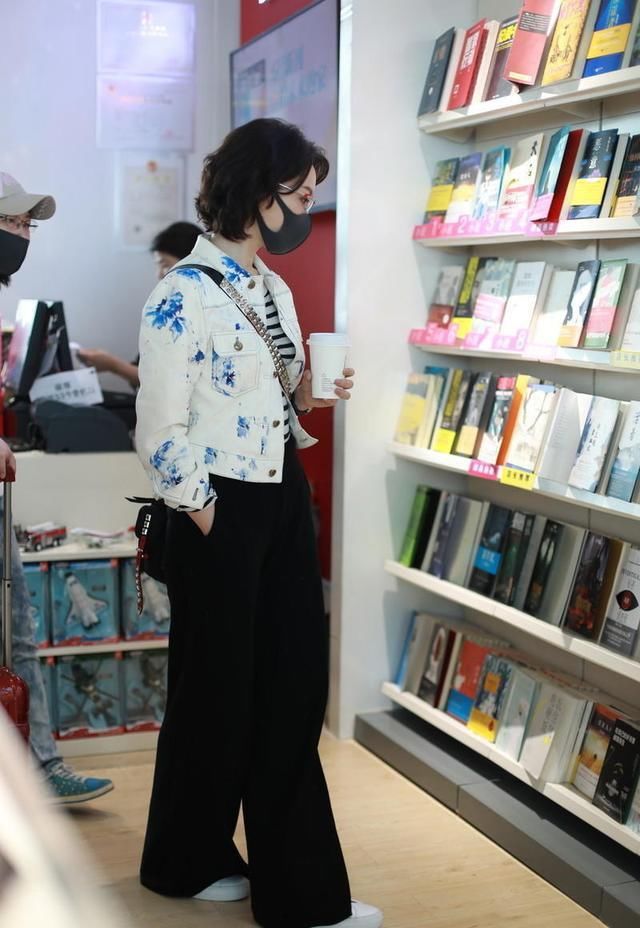  「陈数」陈数真会穿，白色外套搭配阔腿裤走机场，基础款被她穿出高级感