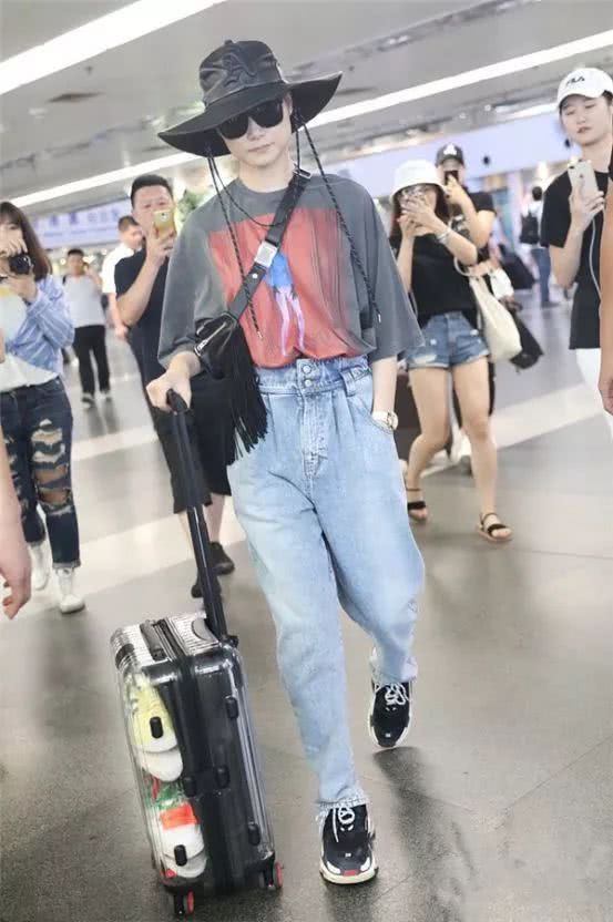 李宇春现身机场，2万多块的透明行李箱，网友:隐私该往哪里放