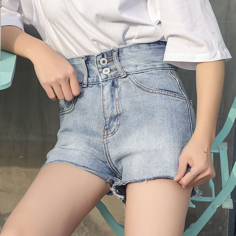 女生出街迷倒一片人，只因穿上紧身T恤性感火辣，配热裤显小蛮腰