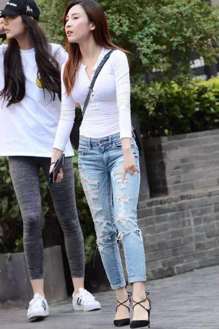 街拍: 破洞紧身牛仔裤美女, 肚子上没有一点肚腩, 上身有点藏不住