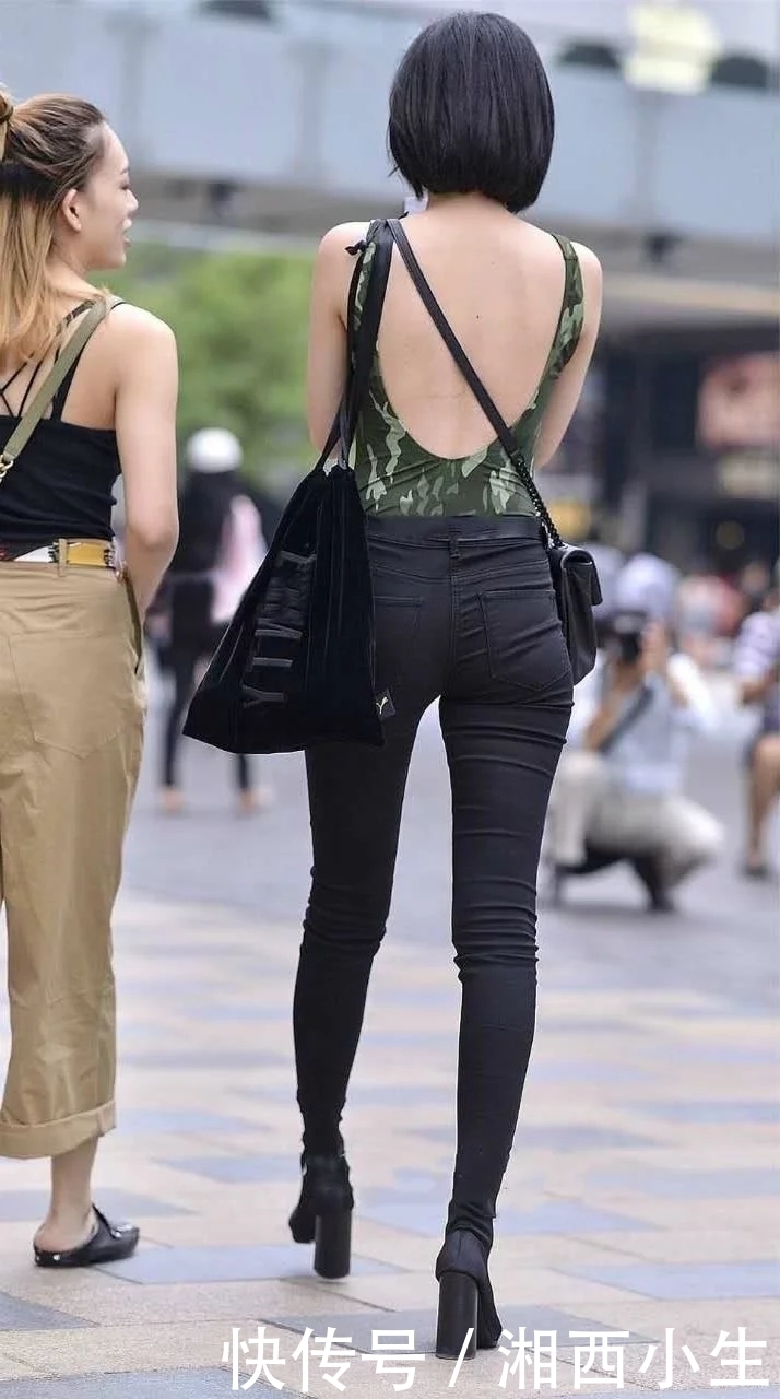 短发气质美女，修长美腿穿上紧身牛仔裤显得格外高挑，外露的玉背