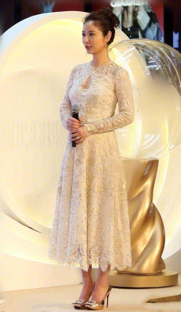 林心如和赵丽颖撞衫1.6万连衣裙, 小12岁的颖宝差距咋这么大