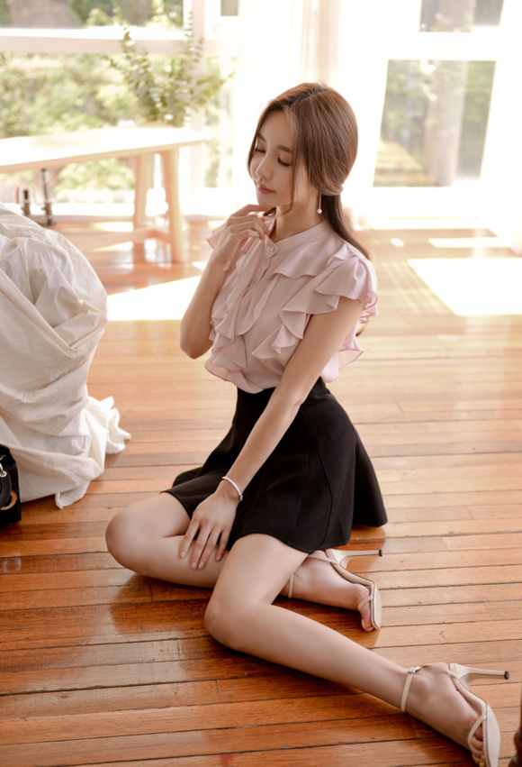 女神孙允珠，栀子花藤浅洋红复古无袖衣裙