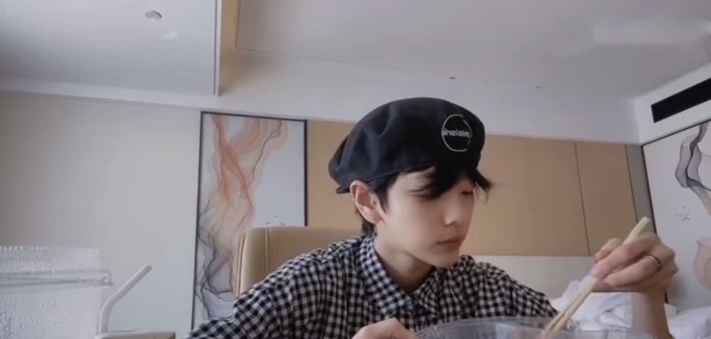 刘梦:杨幂公司新签艺人刘梦,撞脸李钟硕傻傻分不清,没想到还是个女孩