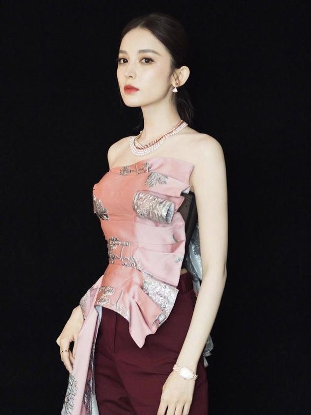 『 抹胸』穿拖地款抹胸配9分裤亮相，172cm高腿真的长，古力娜扎美出新高度