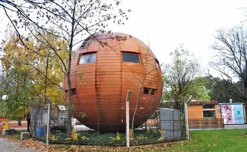 世界上最“无聊”的国家，面积仅一间房子且只有一人，出门即出国