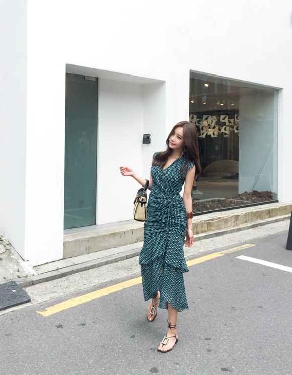 女神孙允珠，青花磨砂苔痕冰水晶玛瑙长裙