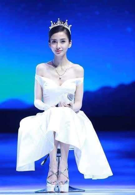 杨颖的20cm高跟鞋，范冰冰的厚底鞋，都不如她的鞋