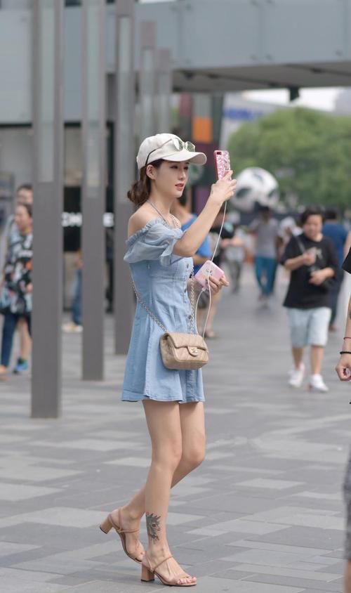 「少女」街拍:小姐姐露肩短裙搭配牛仔热裤很有日系少女感