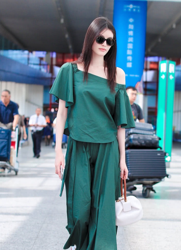 何穗骨架大，小黑裙都拿它没办法，用两根带子就搞定了