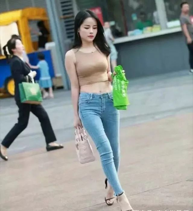 牛仔裤小姐姐,穿出了潇洒,穿出了优美气质,更穿出了美丽时尚
