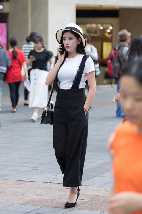 路人街拍：一字肩搭配牛仔短裤，尽显小姐姐一双美腿和美丽香肩