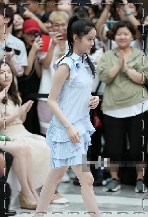 关晓彤终于不再扮老！一件蓝裙嫩炸天，网友：欧阳娜娜还服气么？