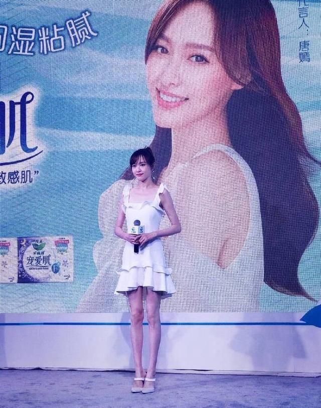 尴尬了，赵丽颖唐嫣在同一天撞造型，对比之下腿真不是越瘦越美