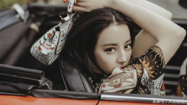 时尚女王迪丽热巴，她的好身材一直让人垂涎不已