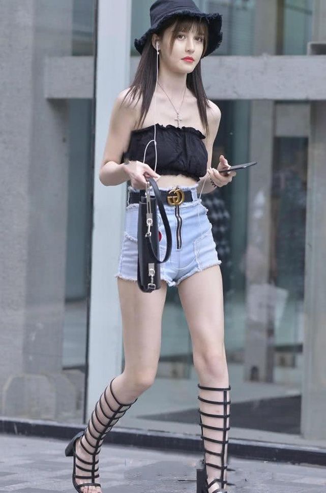 甜美可爱的裸色长裙小姐姐秀出白嫩肌肤，脸上洋溢着柔美的笑容!