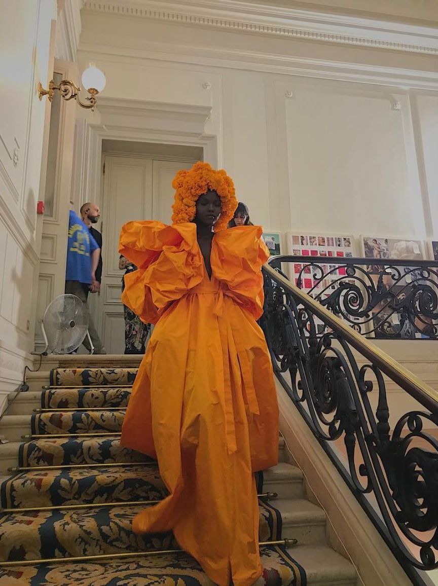 花团包围脸庞，羽毛变成云朵，世界上没有Valentino不敢做的少女