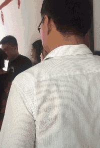 Gif动图:女儿大婚，女婿闯门，而她爸却在干这个?