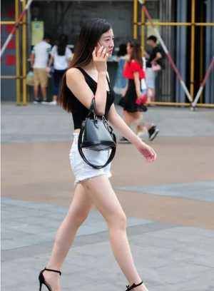  #漂亮#女人怎样才能穿得既简单又漂亮，遵循这四条规律，充满了高级感觉