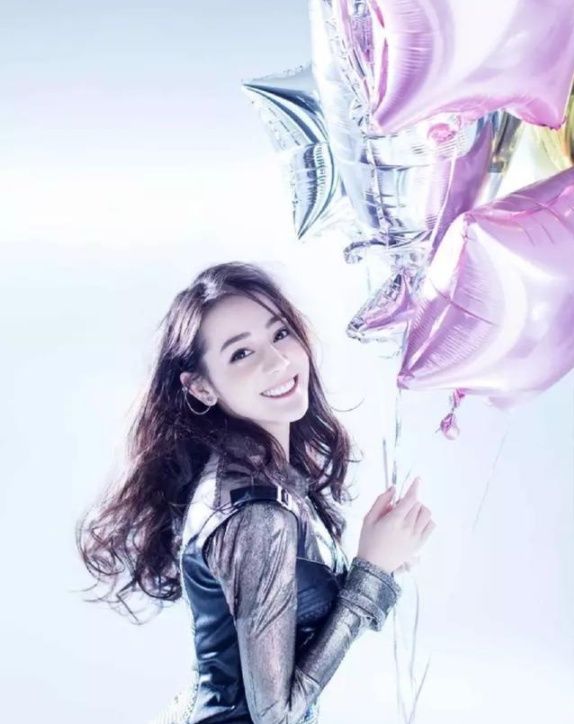 女星与气球合影，杨幂高级感，热巴唯美，关晓彤少女感!