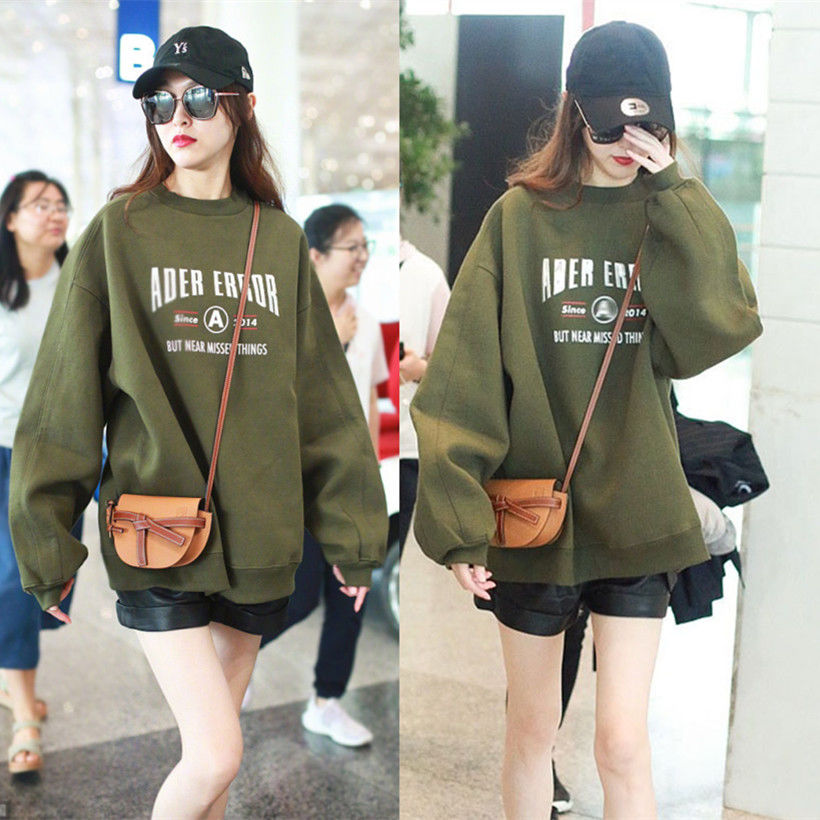 女人再漂亮，少穿裙子配打底裤，现流行“卫衣裙”，配短裤美到翻