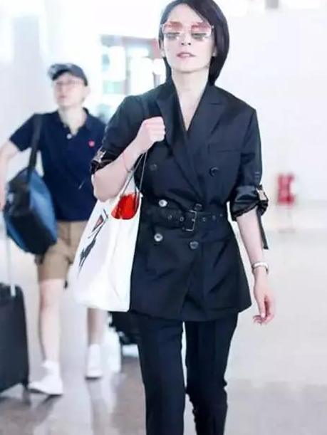 当蒋欣和俞飞鸿同穿西装,网友:终于见识了熟女的魅力有多大