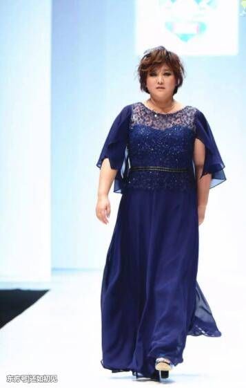 当140斤贾玲和70斤鲁豫同穿裙子，网友:我再也不想减肥了