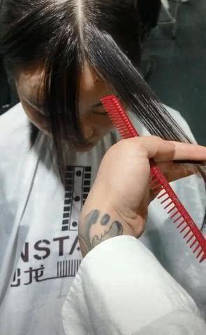 脸有点肿的女孩想换个新发型，剪完那一瞬间，网友：这是整容了吗