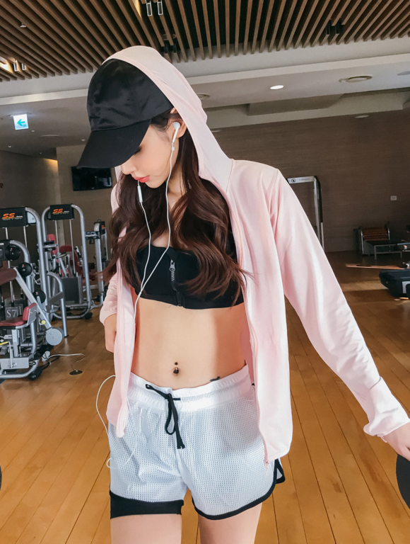 女神孙允珠，红粉青春律动运动带帽薄卫衣