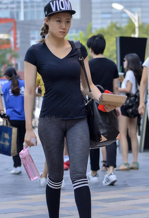 时尚小辣妹运动装大秀S曲线，紧身裤勾勒迷人线条，健身美女最亮