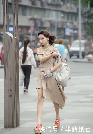  「白皙」路人街拍：美女一袭飘逸的长裙露出白皙的美腿，看上去高挑动人