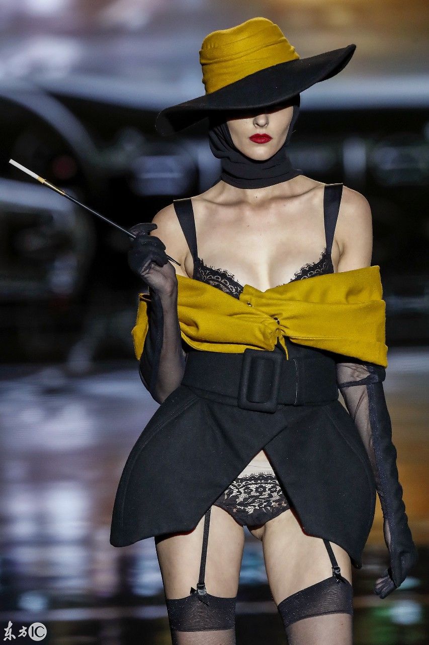 请问:美女，穿着这样的衣服出门是不是回头率特别高?哈哈哈