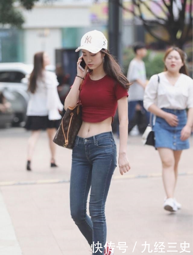 「红色」街拍:健美身材的小姐姐,穿紧身肚脐装秀A4腰,细又长令人羡慕