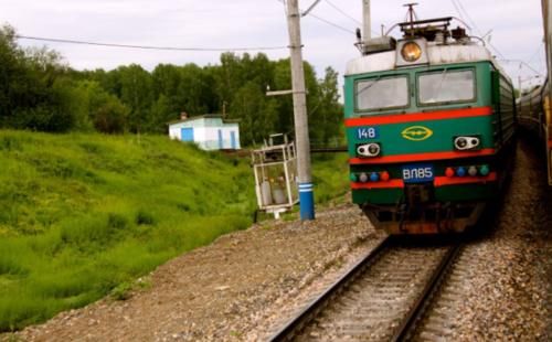 中国旅途最“长”的绿皮火车,硬卧没有空调,旺季来临时一票难求