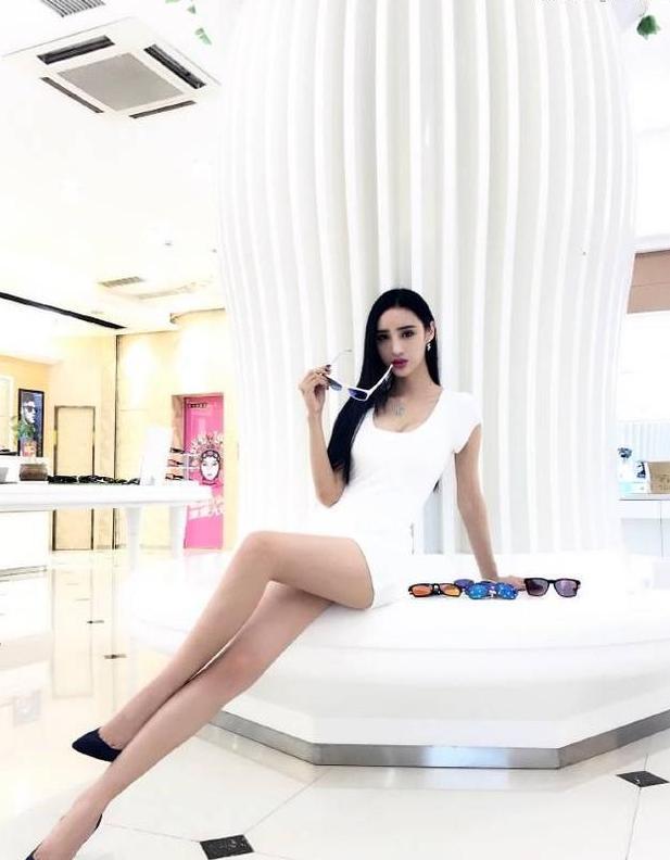 街拍：极品大长腿的小姐姐，包臀裙一分不多，一分也不少