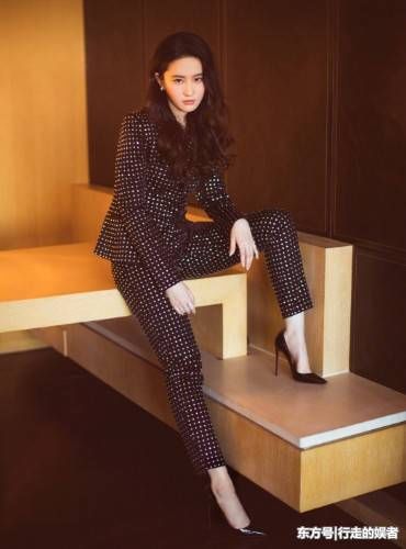 好久不见的刘亦菲瘦了应不止10斤，网友:神仙姐姐是胖着玩的